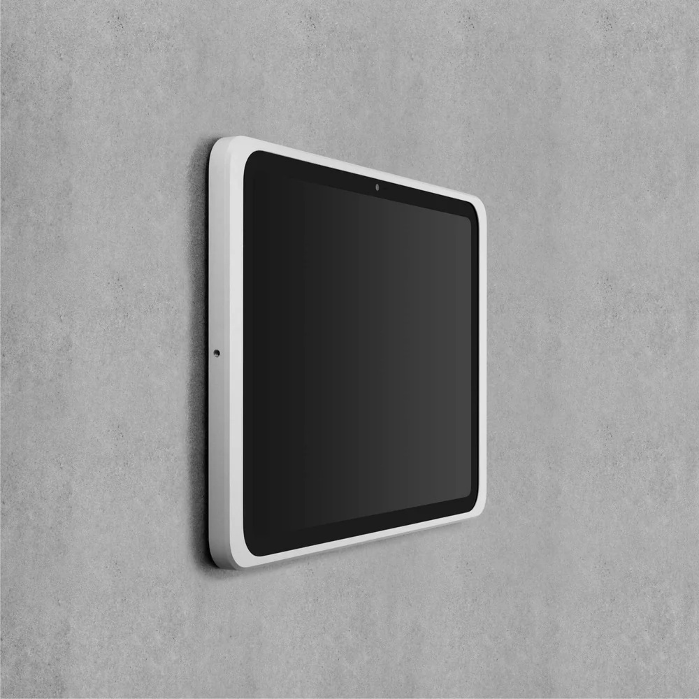 Tablet an der Wand für Türklingel und Sprechanlage