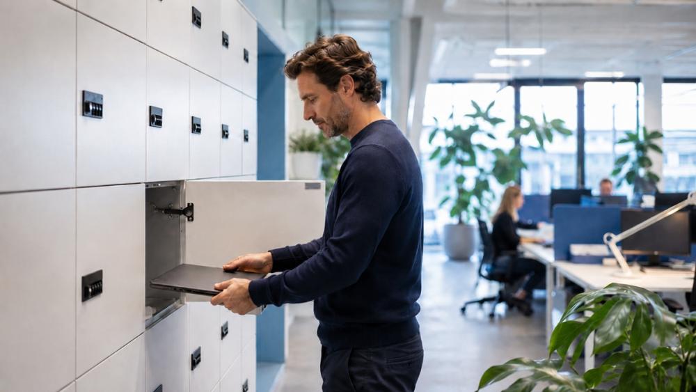Persönliche Ladespinde in einem Büro mit Flex-Arbeitsplätzen