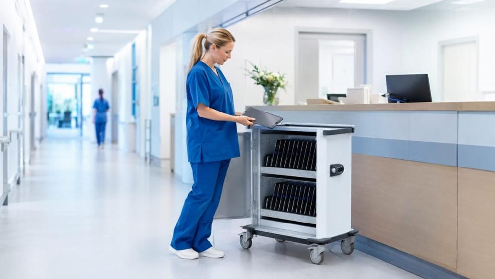 Ladewagen mit Tablets auf einer Krankenhausstation
