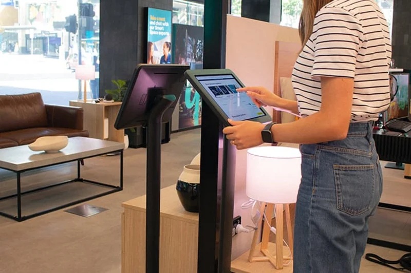 Informationssäule mit Wand- und Bodenoptionen und Scanner