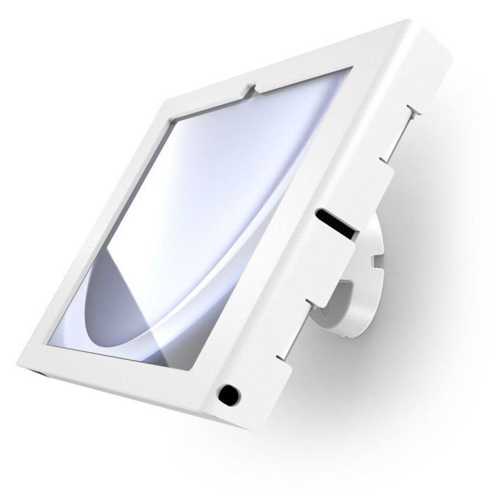 Schrägansicht der weißen Compulocks Bow Apex Wandhalterung für Samsung Galaxy Tab A9+, montiert an der Wand.