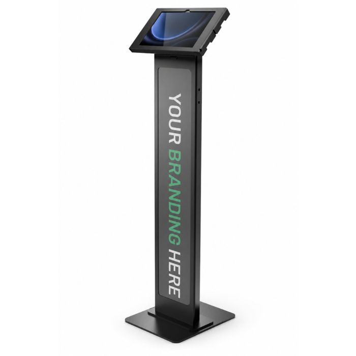 Seitenansicht des schwarzen Compulocks BrandMe Apex-Bodenständers mit Samsung Galaxy Tab S11, mit sichtbarem Branding-Bereich.