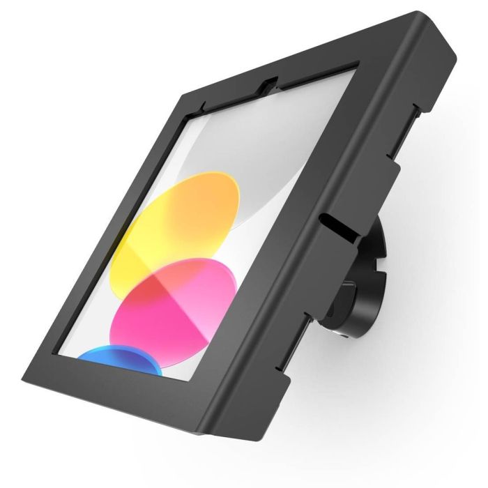 Seitenansicht der Compulocks Bow Apex Wandhalterung für iPad, montiert mit einer klaren Vorderseite und farbigem Hintergrund.