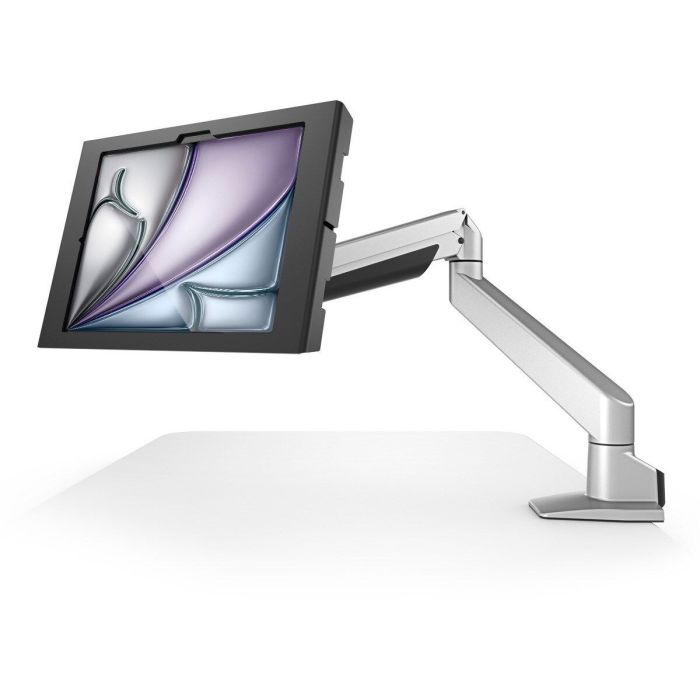 Seitenansicht der Compulocks Reach Apex Tischhalterung mit iPad Air 13 Zoll, montiert auf einem Schreibtisch.