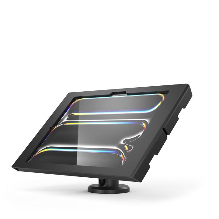 Seitenansicht des Compulocks Rise Tischhalters für iPad Pro, mit einem winkelmontierten Tablet in Schwarz.