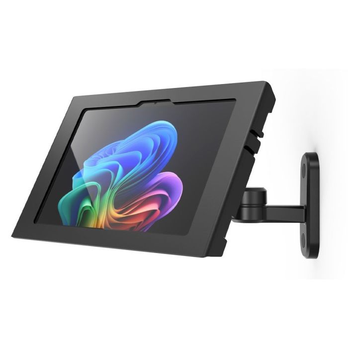 Seitenansicht der Compulocks Swing Apex Wandhalterung für Microsoft Surface Pro 11, montiert an der Wand mit einem Tablet im Einsatz.