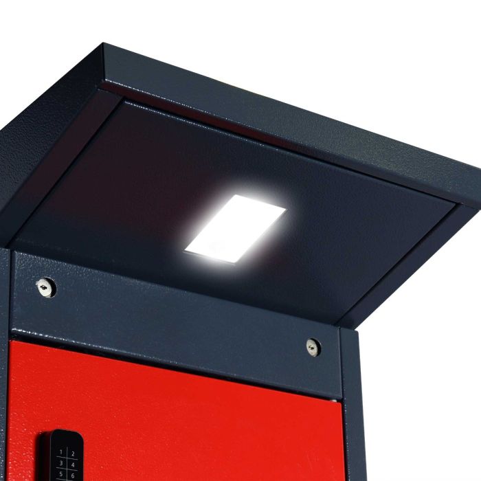Detailaufnahme des Lockeel LED-Lichtpaneels oben im Fahrradbatteriefach mit heller Beleuchtung.