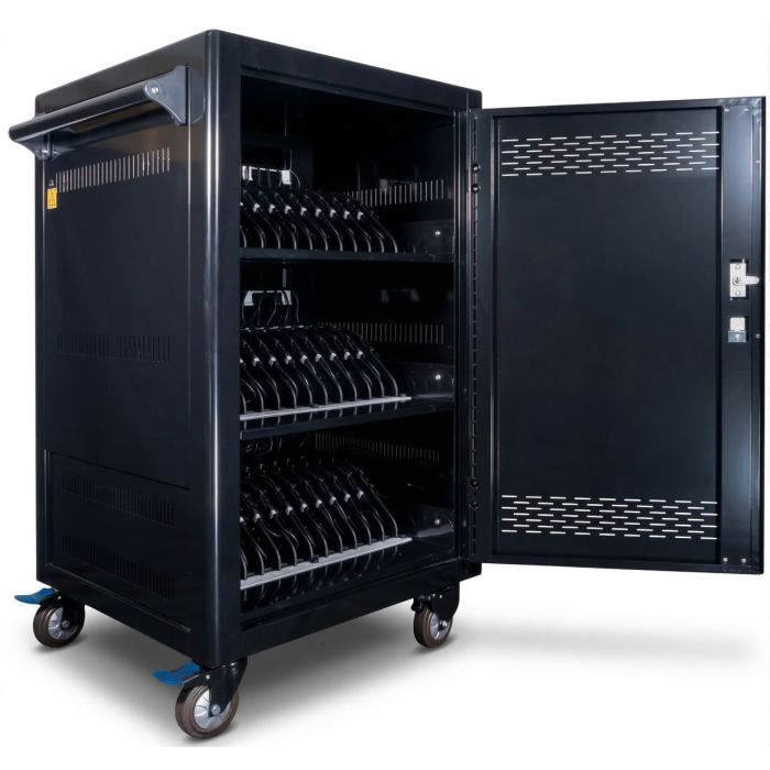 Seitenansicht des Power Technologies PT-36 AC-Ladewagens mit geöffneter Tür und sichtbaren Ladefächern für 36 Laptops.