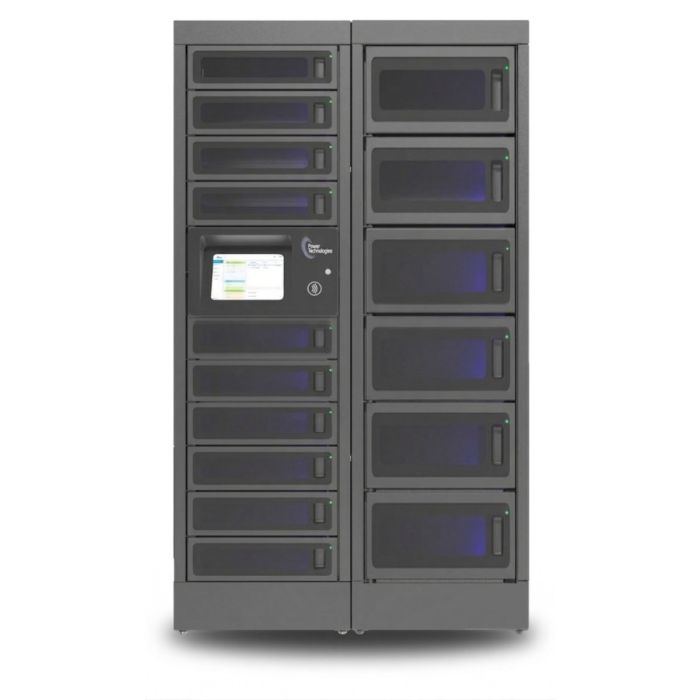 Vorderansicht des modularen Ladeschranks PT-PRO-16 von Power Technologies mit offenen Fächern und Kontrollbildschirm.