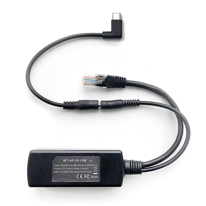 Detailansicht des Smart Things sCharge PoE 4856 Splitters mit USB-C-Kabel, inklusive Anschlüssen und Kabelmanagement.
