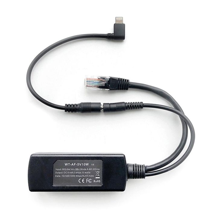 Detailansicht des Smart Things sCharge PoE 4856 Splitters mit Lightning-Kabel, mit sichtbaren Anschlüssen und Kabelmanagement.