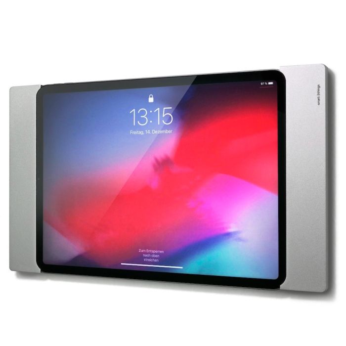Seitenansicht des Smart Things sDock Fix Wandhalters für iPad Air 11 Zoll, montiert an der Wand mit einem genutzten iPad.