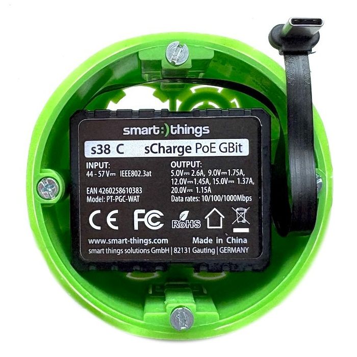 Detailansicht des Smart Things sCharge PoE GBit-Moduls mit sichtbarem USB-C-Anschluss und grünem Gehäuse.