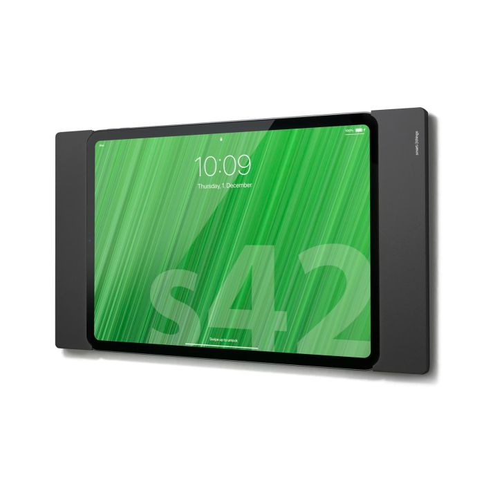 Seitenansicht des Smart Things sDock Fix Wandhalters für iPad 10,9 Zoll, montiert an der Wand mit einem genutzten iPad.