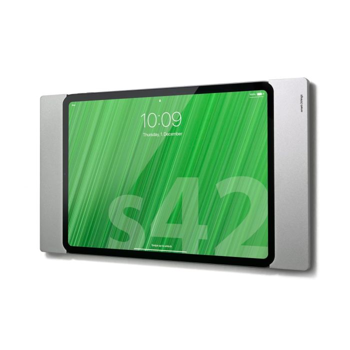 Seitenansicht des Smart Things sDock Fix Wandhalters für iPad A16, montiert mit einem genutzten iPad.