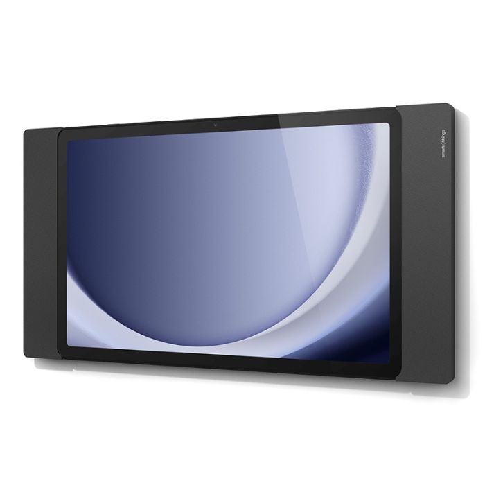 Schwarzer Smart Things sDock Fix Wandhalter für Samsung Galaxy Tab A11+, montiert an der Wand, während ein Tablet verwendet wird.