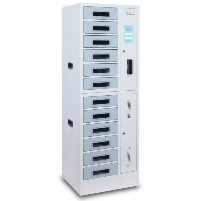 Seitenansicht des Power Technologies Ladespindes SC-LOCKER-12 mit 12 Fächern und RFID-Schloss, geschlossen und ohne sichtbare Kabel.