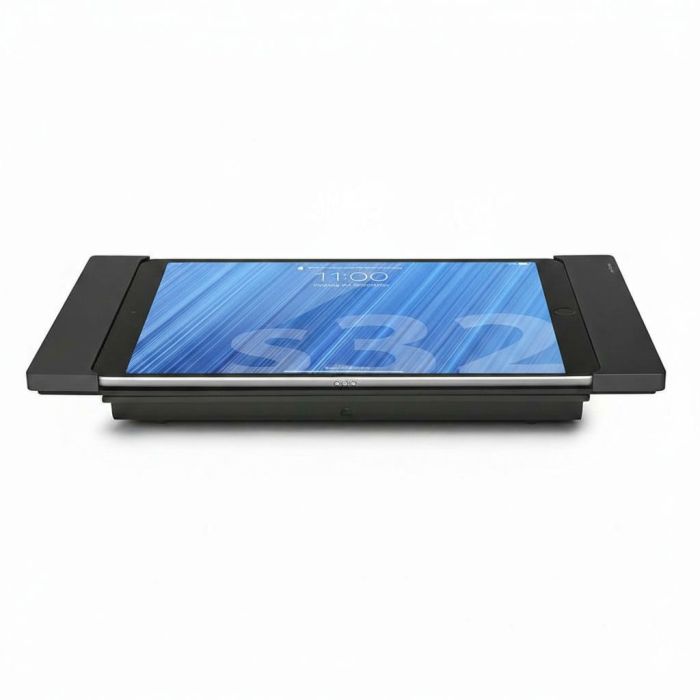 Seitenansicht des Smart Things sDock Fix Tischständers für iPad Air 11 Zoll, schwarz, mit genutztem iPad.