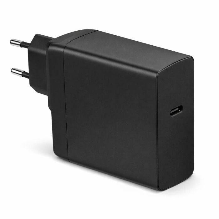Seitenansicht des schwarzen Torvik 100W USB-C-Adapters mit EU-Stecker, der USB-C-Anschluss auf der Vorderseite ist deutlich sichtbar.