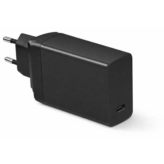 Seitenansicht des schwarzen Torvik 65W USB-C-Adapters mit EU-Stecker, mit sichtbarem USB-C-Anschluss.