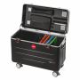 Offener PARAT TC20 EDUCOVER Ladekoffer mit 20 Tablets und Kabelmanagement, sichtbar in einem organisierten Layout.