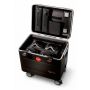 Offener PARAT VR-Headset-Ladekoffer mit vier VR-Headsets und Staufächern für Zubehör.