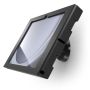 Seitenansicht der schwarzen Compulocks Bow Apex Wandhalterung für Samsung Galaxy Tab A9+, montiert an der Wand.