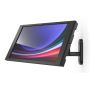 Seitenansicht der Compulocks Swing Apex Wandhalterung für Samsung Galaxy Tab S10 Ultra, montiert an der Wand mit Schrägansicht.