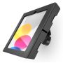Seitenansicht des schwarzen Compulocks Bow Swell Wandhalters für iPad, montiert und im Einsatz.