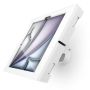 Seitenansicht des Compulocks Bow Apex Wandhalters für iPad Air 11 Zoll, montiert an der Wand.