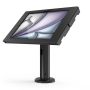 Seitenansicht des Compulocks Rise Tischhalters mit iPad Air, mit stabiler schwarzer Basis und abgewinkeltem Tablet.