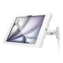 Installierte Compulocks Swing Apex Wandhalterung für iPad Air mit Eckansicht, zeigt das helle und moderne Erscheinungsbild.