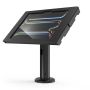Seitenansicht der Compulocks Rise Tischhalterung mit einem iPad Pro 11 Zoll, im Einsatz mit freier Sicht auf Halterung und Bildschirm.