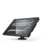Seitenansicht der Compulocks Rise Tischhalterung für iPad Pro, mit einem winkelmontierten Tablet in einer schwarzen Halterung.