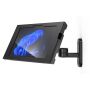 Seitenansicht der Compulocks Swing Apex Wandhalterung für Microsoft Surface Go 4, montiert an der Wand mit einem Tablet in Eckposition.