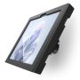 Seitenansicht der schwarzen Compulocks Bow Apex Wandhalterung für Microsoft Surface Pro 11, montiert an einer Wand.
