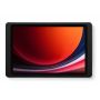 Nahaufnahme der Wandhalterung Displine Companion Wall 2.0 mit dem Samsung Galaxy Tab A11+ in Schwarz, mit Fokus auf Bildschirm und Rahmen.