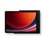 Detailansicht der Displine Companion Wall Home Wandhalterung mit Samsung Galaxy Tab A9+ in Schwarz, mit Fokus auf den Bildschirm und die Wandhalterung.