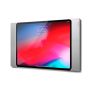 Seitenansicht des Smart Things sDock Fix Wandhalters mit befestigtem iPad Pro 13 Zoll (2025), in silberner Ausführung.