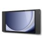 Schwarzer Smart Things sDock Fix Wandhalter für Samsung Galaxy Tab A11+, montiert an der Wand, während ein Tablet verwendet wird.