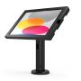 Seitenansicht der Compulocks Rise Tischhalterung für iPad, mit einem abgewinkelten Tablet in einer schwarzen Halterung.