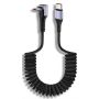 Detailansicht des Torvik USB-C-zu-rechtwinkligen USB-C-Spiralladekabels mit schwarzem, geflochtenem Design und rechtwinkligen Anschlüssen.