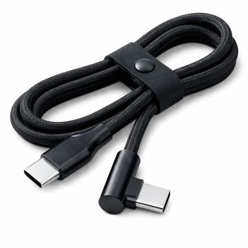 Detailaufnahme des Torvik USB-C-zu-rechtwinkligen USB-C-Lade- und Datenkabels mit schwarzer geflochtener Außenseite und rechtwinkligem Stecker.