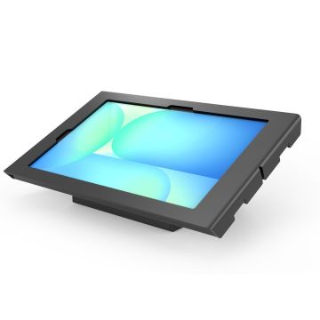 Eckansicht des Compulocks AV Capsule Apex Tischständers für Samsung Galaxy Tab S10 FE+, mit schwarzem Design und einem Tablet im Einsatz.