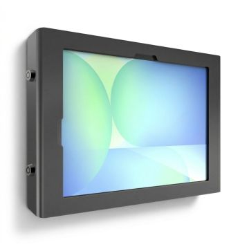 Seitenansicht der Compulocks Apex-Wandhalterung für Samsung Galaxy Tab S10+ FE, montiert an der Wand mit einem Tablet darin.