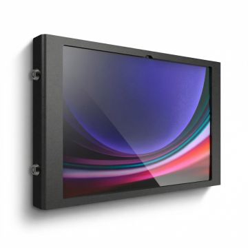 Seitenansicht der Compulocks Apex-Wandhalterung für das Samsung Galaxy Tab S10 Ultra, montiert an der Wand mit einem eleganten schwarzen Design.