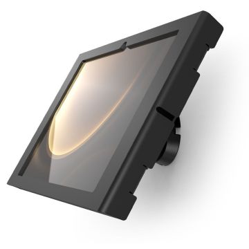 Seitenansicht der Compulocks Bow Apex Wandhalterung für Samsung Galaxy Tab S9+ in Schwarz, montiert an der Wand.