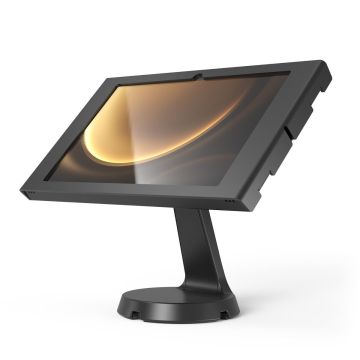 Seitenansicht des schwarzen Compulocks Mast Apex Tischständers mit einem Samsung Galaxy Tab S9+ im leichten Winkel.