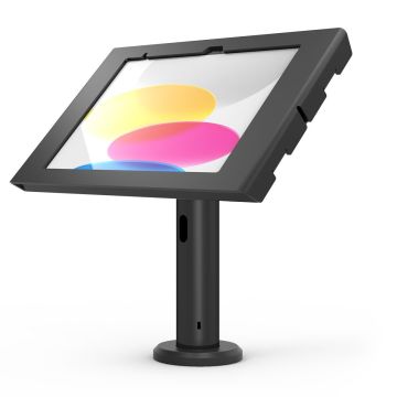Seitenansicht der Compulocks Rise Tischhalterung mit iPad im Winkel von 20 cm, schwarzes Design mit leuchtenden Farben auf dem Bildschirm.