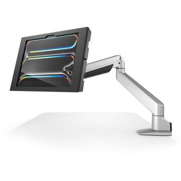 Seitenansicht der Compulocks Reach Apex Tischhalterung für iPad Pro, montiert und im Einsatz mit Schrägansicht.